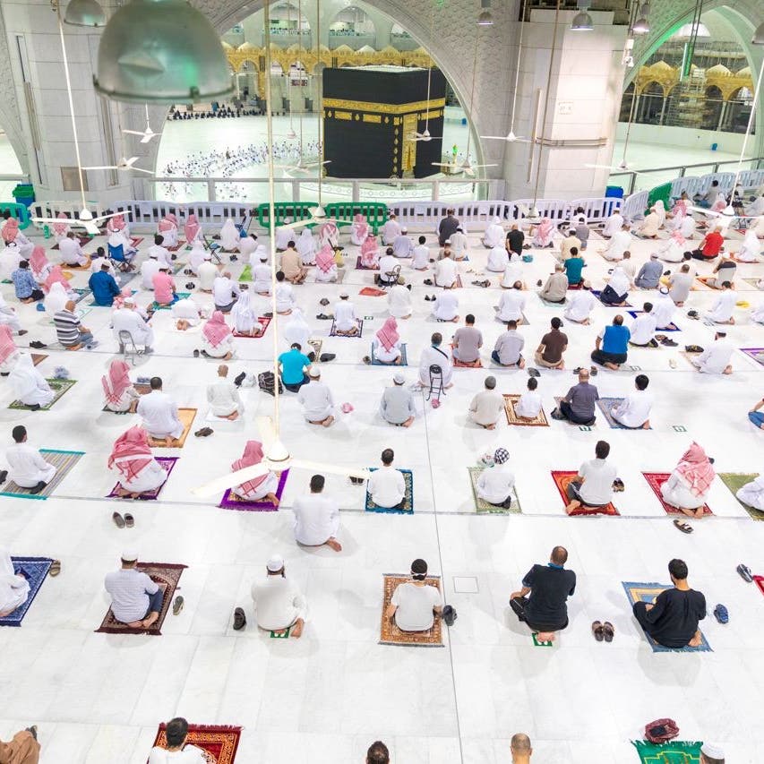 هكذا أدى 8000 صلاة العشاء بالمسجد الحرام