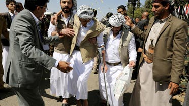 وصول حوثيين مفرج عنهم بعد إطلاق سراحهم في عملية تبادل أسرى في مطار صنعاء يوم 15 أكتوبر