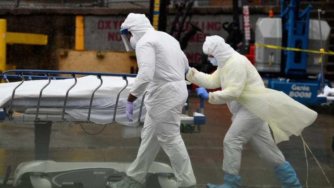 Medical personnel move a deceased patient to a refrigerated truck serving as make shift morgues at Brooklyn Hospital Center in New York City. (File photo: AFP)