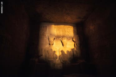 صورة مأخوذة لظاهرة تعامد أشعة الشمس على تمثال الملك رمسيس الثاني داخل معبد أبو سمبل