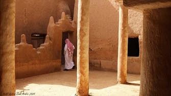 قرية وسط السعودية بُنيت من الطين وجذوع النخيل.. هذه قصتها
