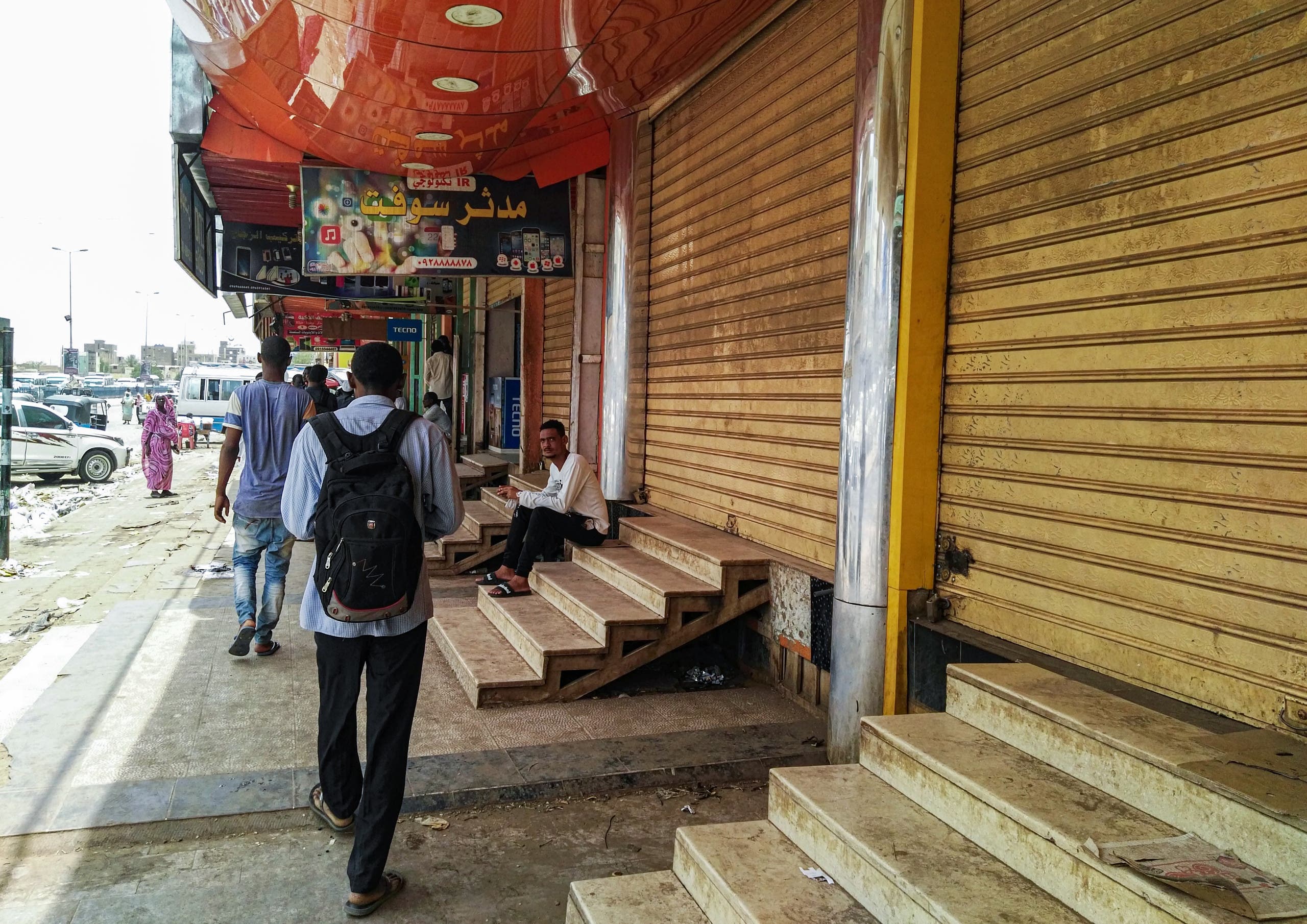 محال تجارية مقفلة في أحد أسواق السودان (أرشيفية)
