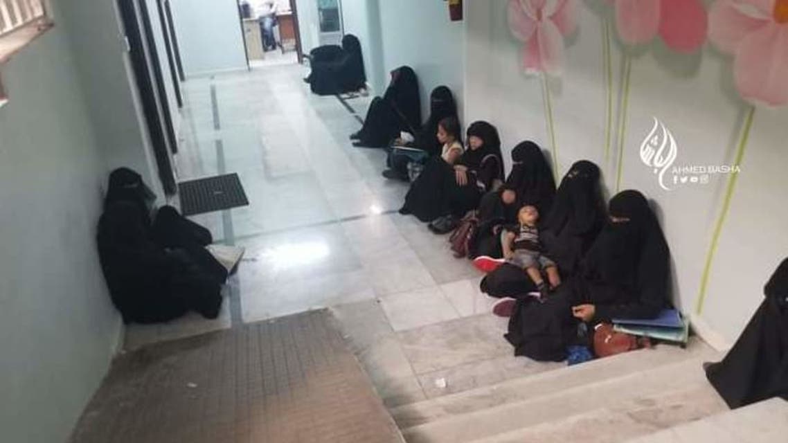 مرتادي المستشفى مختبئين في بدروم ارضي من قصف واستهداف مليشيا الحوثي