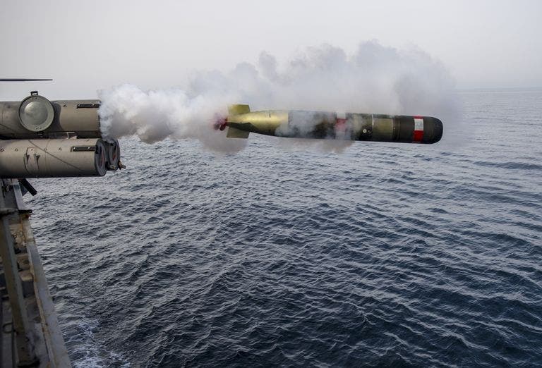 طوربيد من طراز (Mk.) 54 تم تصويره عام 2014 وهو يطلق من سطح مدمرة الصواريخ الموجهة USS Roosevelt