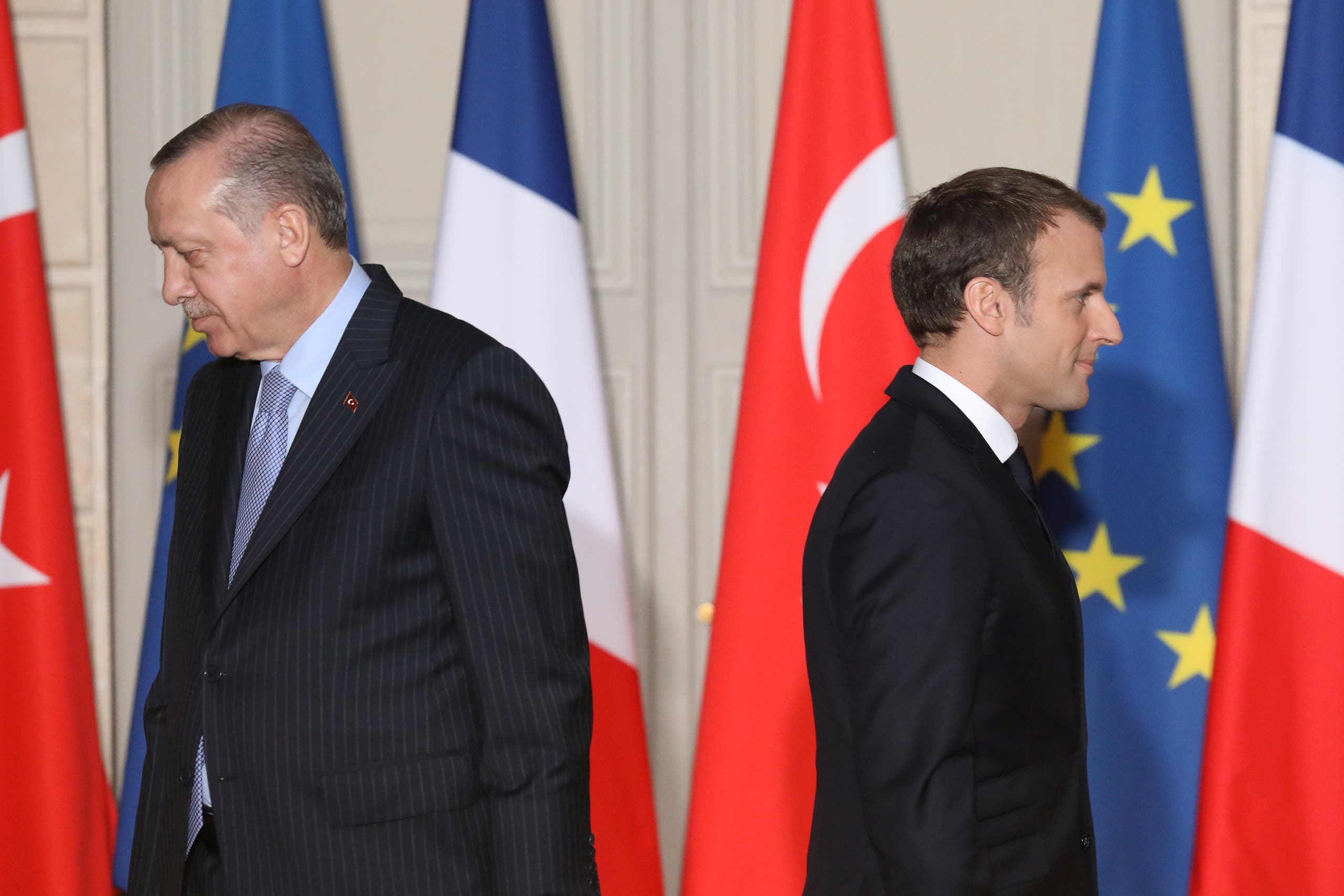 French President Emmanuel Macron (R) and Turkish President Recep Tayyip Erdogan walk during a joint press conference at the Elysee Palace in Paris, France, January 5, 2018. (Reuters)