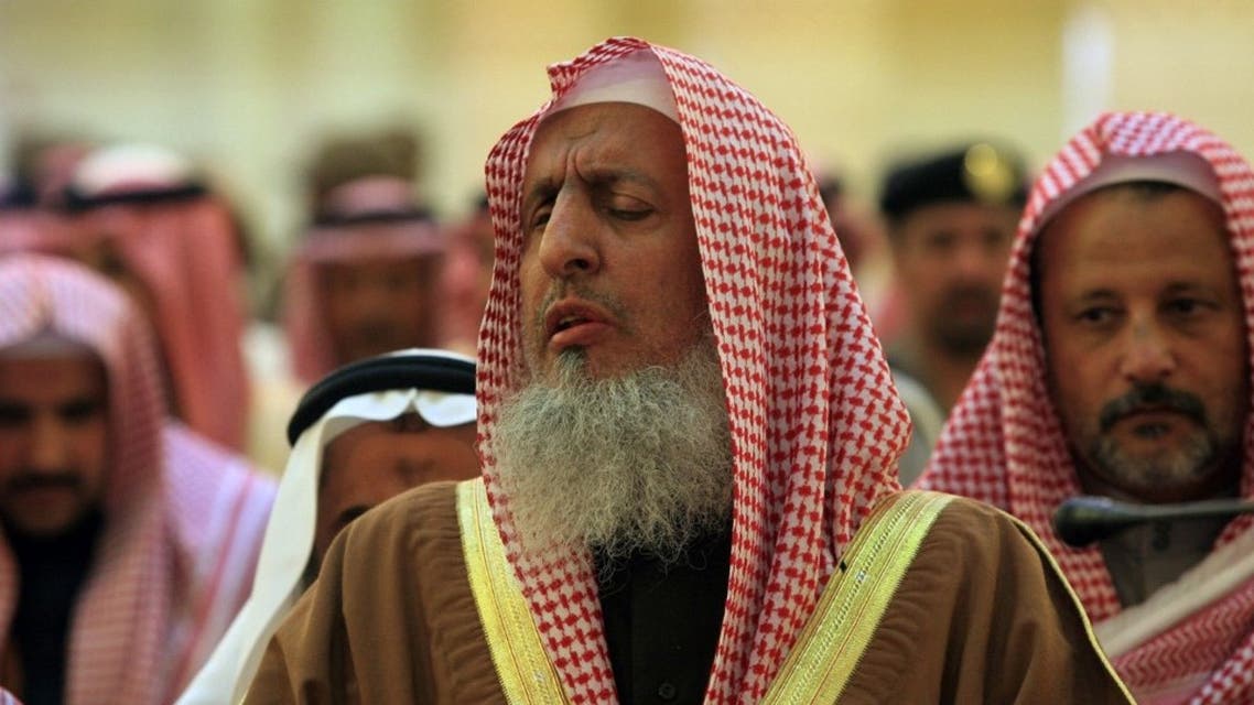 Sheikh Abdulaziz bin Abdullah bin Mohammed Al Al-Sheikh, Grand Mufti of Saudi Arabia and President of the Council of Senior Scholars, leads prayer in Riyadh. (File photo: AP)