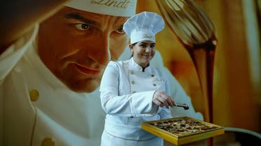 A Maitre Chocolatier of Swiss chocolatier Lindt & Spruengli offers chocolate before the annual news conference in Kilchberg, Switzerland. (File photo: Reuters)