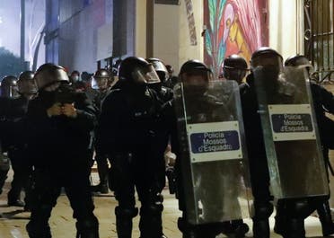 Policemen disperse demonstrators during a protest against the closure of bars and gyms, amidst the coronavirus disease (COVID-19) outbreak, in Barcelona, Spain October 31, 2020. (AFP)