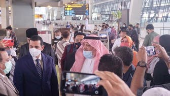 السفير السعودي يلتقي معتمري إندونيسيا في مطار جاكرتا