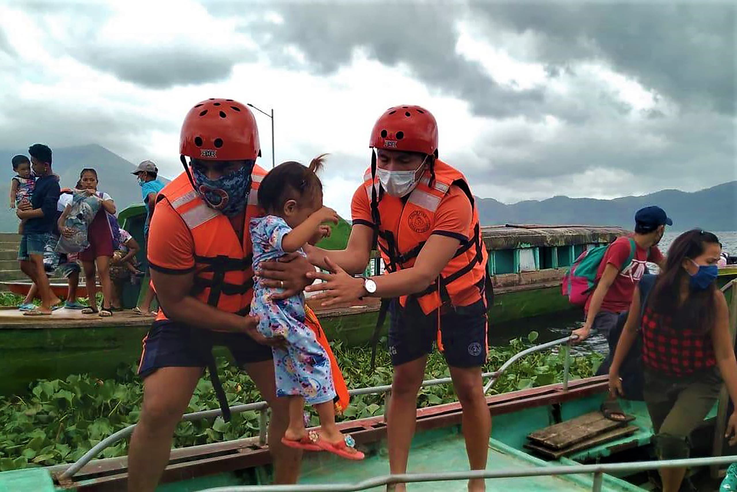 الإعصار غوني يضرب الفلبين.. وإجلاء قرابة مليون شخص