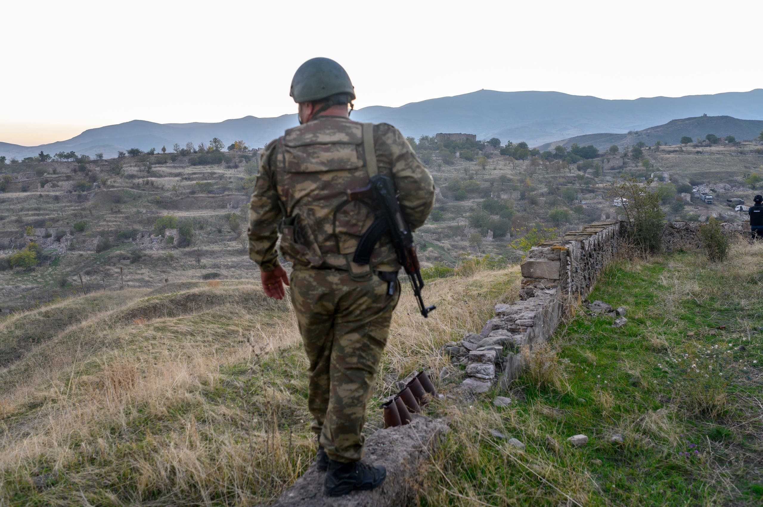 جندي أذربيجاني في جبهة القتال في كاراباخ