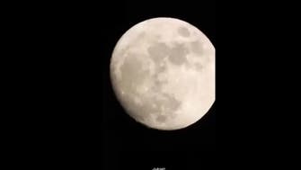 سعودي يشعل "وسائل التواصل" بفيديو لحظات بزوغ القمر العملاق