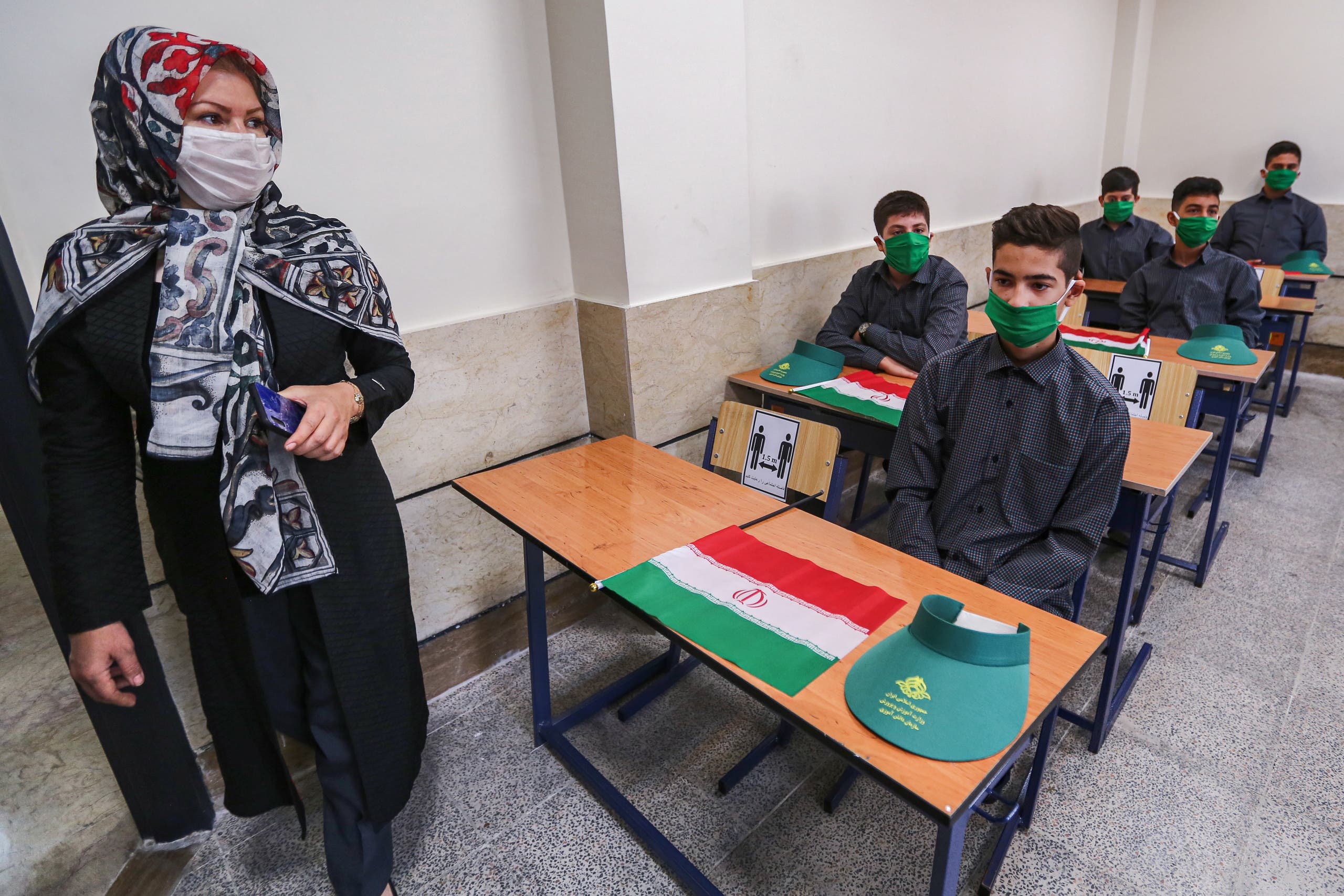 طلاب يرتدون الكمامات في مدرسة بطهران