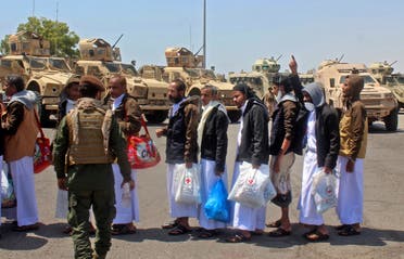مساجين سابقون لدى الحوثي يصلون عدن بعد الإفراج عنهم بموجب صفقة التبادل الشهر الماضي