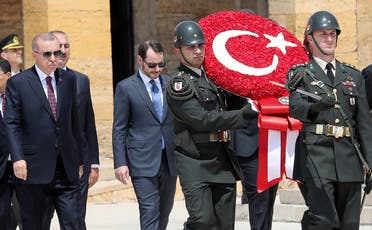 بيرات البيرق إلى جانب الرئيس التركي