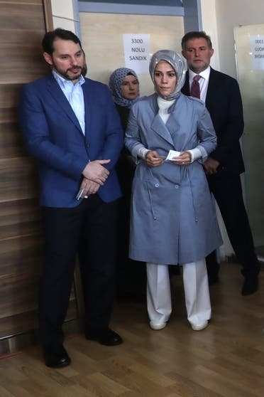 بيرات البيرق مع زوجته إسراء ابنة أردوغان (أرشيفية- فرانس برس)