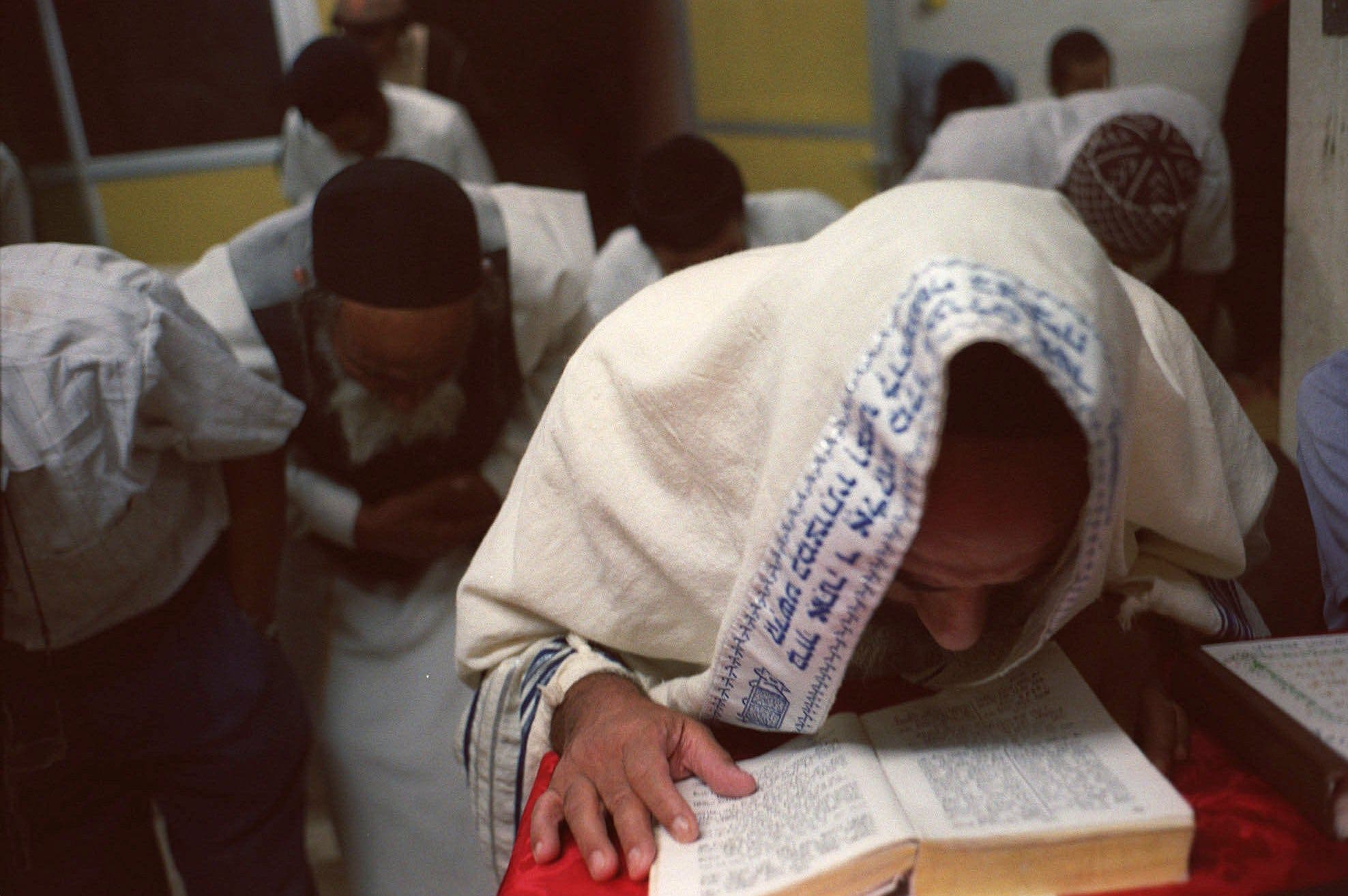 Yemenite Jews bow as they pray in the synagogue at the Oshiot neighborhood in Rehovot, Israel, Sept. 17, 1997. (AP)