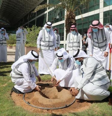 Volunteers from the Kingdom’s Ministry of Environment, Water, and Agriculture planting a tree. (Twitter)