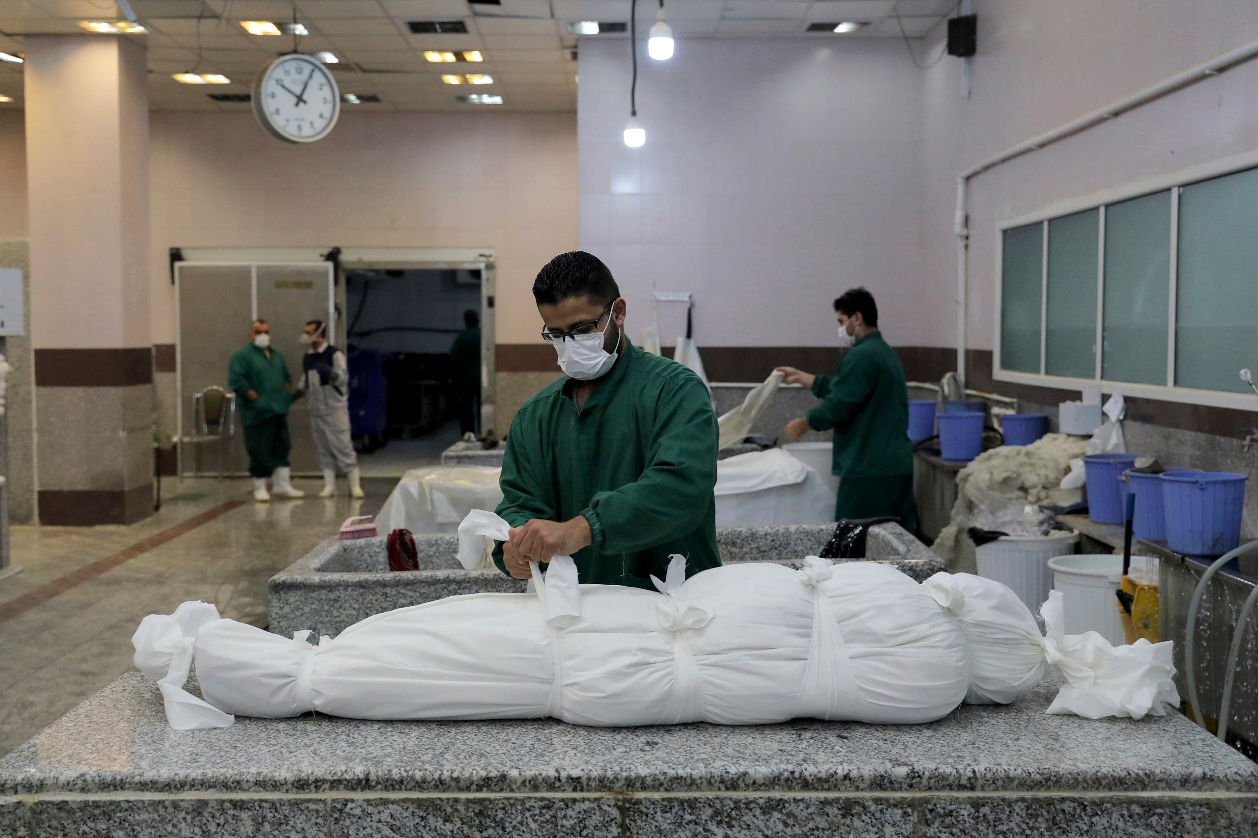 جثة أحد المتوفين بكورونا في طهران
