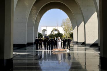 الصلاة على أحد المتوفين في مقبرة طهران