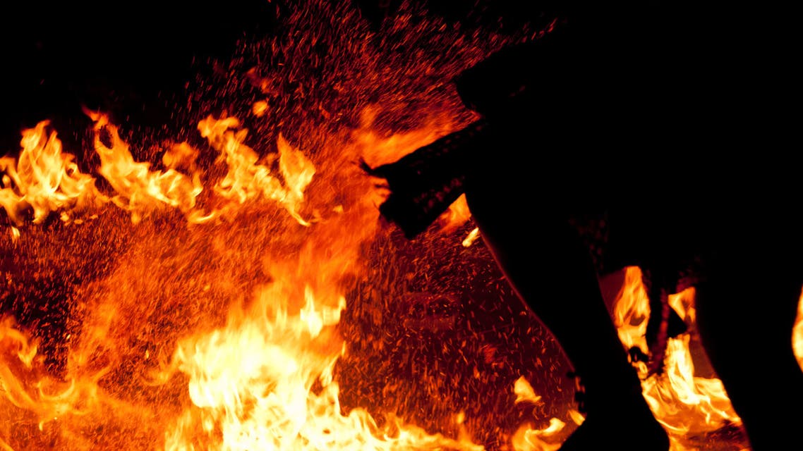 حريق  رجل يحرق نفسه (تعبيرية istock
