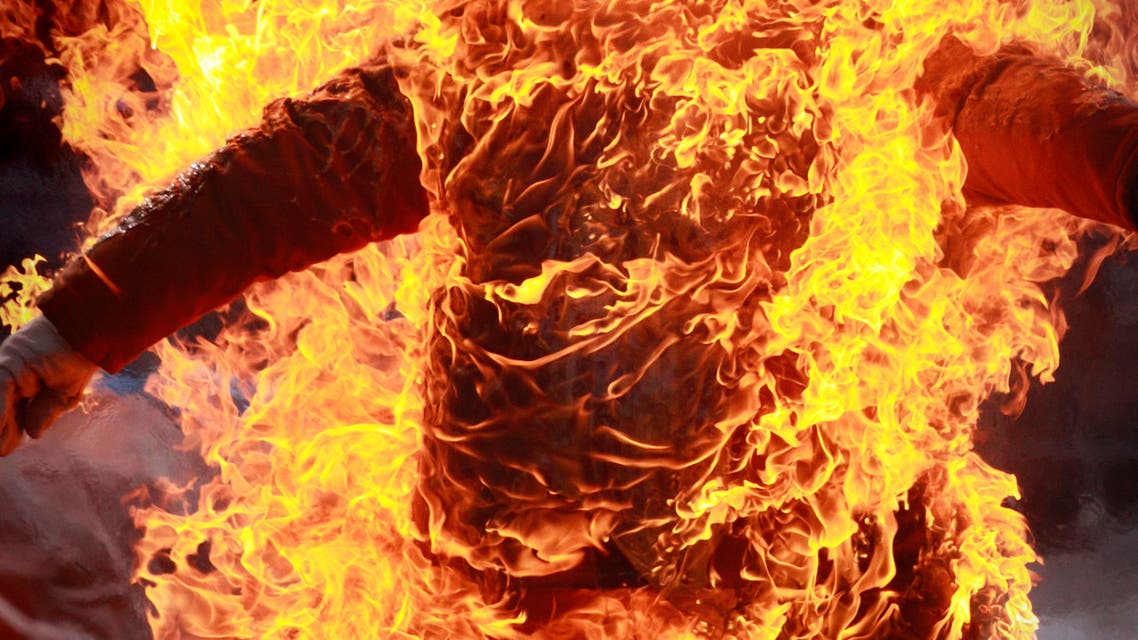 حريق  رجل يحرق نفسه (تعبيرية istock