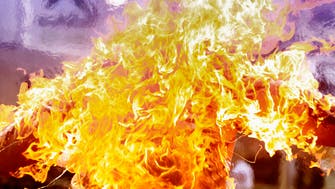 فيديو من العراق.. رمى البنزين على جسده محاولاً حرق نفسه