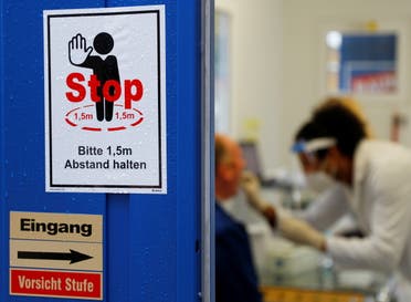 A health care worker performs a fast PCR test at a test center amid the coronavirus outbreak, in Vienna, Austria October 30, 2020. (Reuters/Leonhard Foeger)