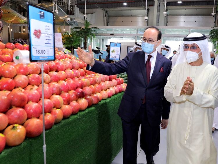 Shlomi Fogel, Chairman of Carmel Agrexco and Sultan Ahmed Bin Sulayem, Group Chairman and CEO of DP World, at the opening of the first-ever stall for the Israeli agriculture products in Dubai. (WAM)