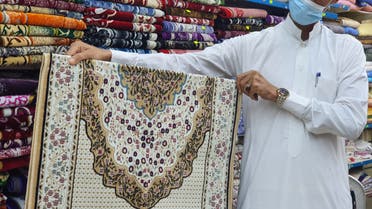 من محلات الهدايا للمعتمرين في سوق مكة المركزي (تصوير لؤي حزام)