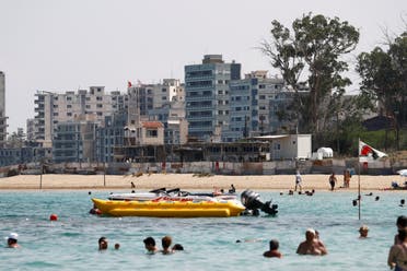 منتج فاروشا المغلق يظهر في صورة التقطت من شاطئ أحد المنتجعات في الجزء اليوناني من الجزيرة