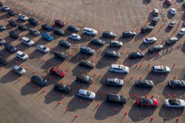 سيارات تنتظر أمام مركز للفحص في لوس انجلوس