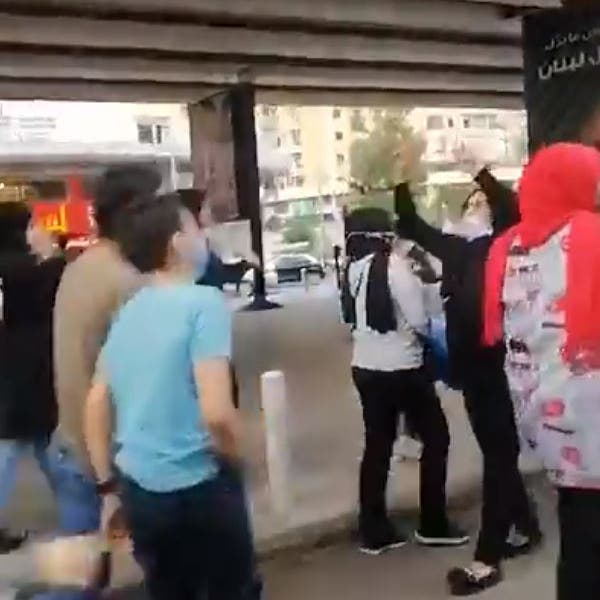 شاهد.. تظاهرة نسائية في معقل حزب الله ضد أحد مسؤوليه