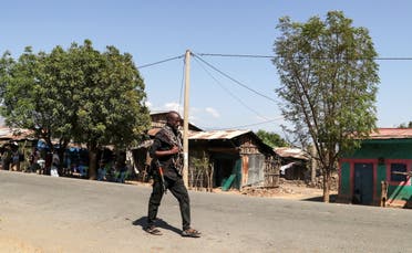 A member of the Amhara Special Force patrols a street in Soroka village in Amhara region near a border with Tigray, Ethiopia November 9, 2020. (File photo: Reuters)