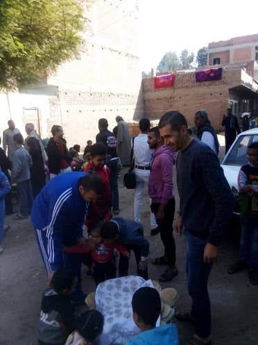 سكان النزلة يقدمون الطعام مجاناً امام مسجد القرية