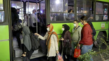 Iranian People wearing protective masks as they board a bus, amid the outbreak of the coronavirus disease (COVID-19), in Tehran, Iran November 11, 2020. Picture taken November 11, 2020. Majid Asgaripour/WANA (West Asia News Agency) via REUTERS ATTENTION EDITORS - THIS IMAGE HAS BEEN SUPPLIED BY A THIRD PARTY.
