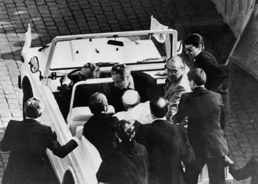 صورة تجسد عملية نقل البابا للمستشفى عقب إصابته