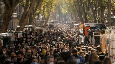 People shop at El Rastro flea market, amidst the coronavirus disease outbreak in Madrid, Spain November 22, 2020. (Reuters/Javier Barbancho)