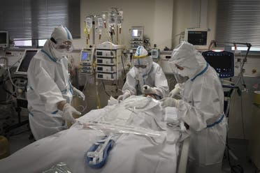 ممرضات يعتنين بمصاب بكورنا في أحد مستشفيات اليونان