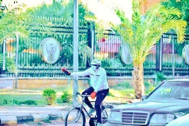 عضو مجلس السياده السوداني يصل القصر الجمهوري على ظهر دراجه 
