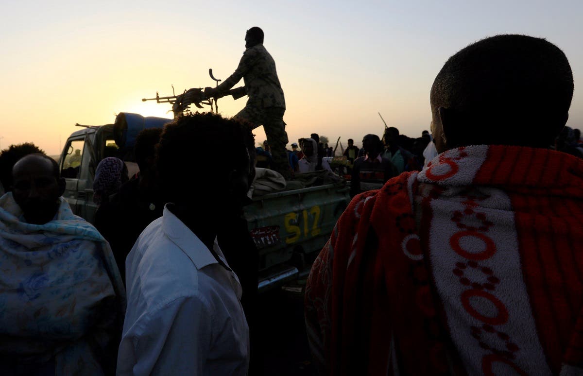 عنصر من الجيش السوداني لمراقبة الفارين من إثيوبيا