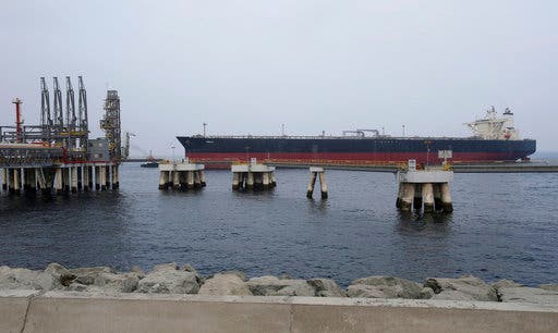 An oil tanker approaches the jetty in Fujairah, United Arab Emirates in 2016. (File photo: The Associated Press)