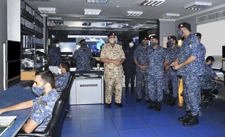 المشير الركن الشيخ خليفة بن أحمد آل خليفة القائد العام لقوة دفاع البحرين يتفقد مجريات التمرين البحري