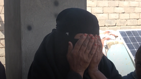 فيديو مؤلم.. أم يمنية قتلت الألغام زوجها واثنين من أبنائها