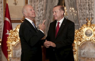 Turkish President Tayyip Erdogan (R) and  Joe Biden chat after their meeting in Istanbul, Turkey January 23, 2016. (File photo: Reuters)