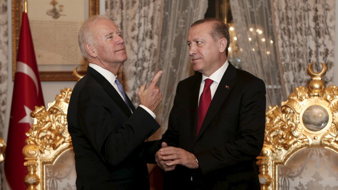 Turkish President Tayyip Erdogan (R) and  Joe Biden chat after their meeting in Istanbul, Turkey January 23, 2016. (File photo: Reuters)