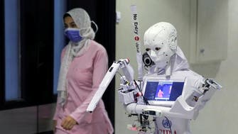 للحد من العدوى.. شاهد "روبوتاً" يطارد كورونا في مصر
