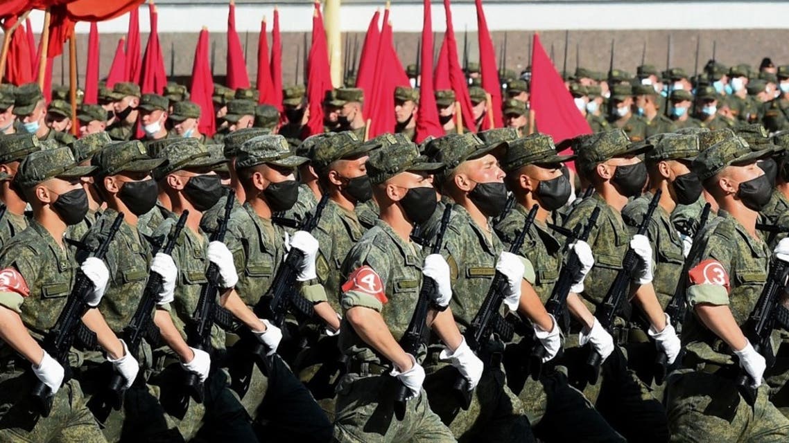 Russian military cadets and servicemen wearing face masks and gloves take part in a rehearsal for June 24 military parade at Dvortsovaya Square in Saint Petersburg on June 17, 2020. (AFP)