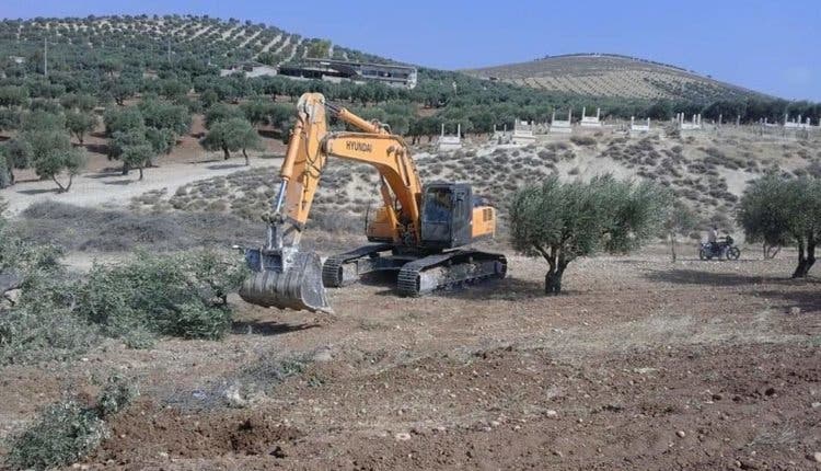 التنقيب عن الآثار في عفرين باستخدام معدات ثقيلة
