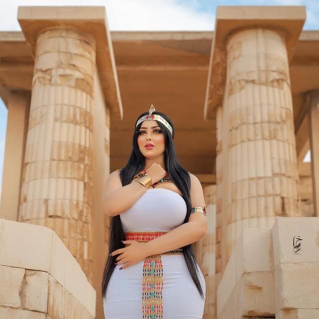 مصر .. التحقيق في صور فرعونية لعارضة أزياء أثارت غضباً واسعاً 